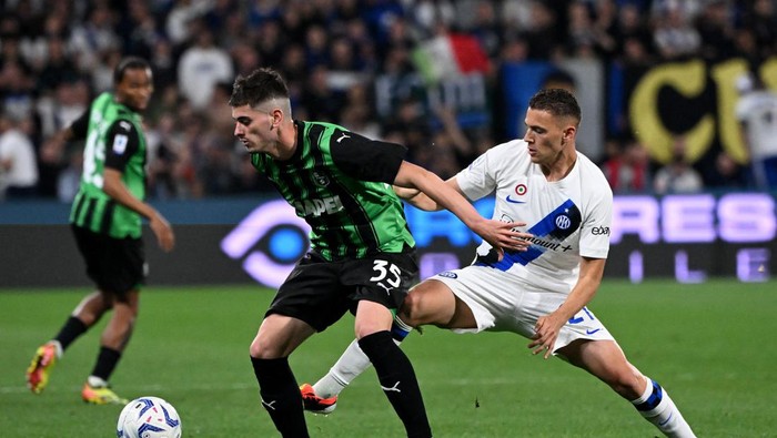 Soccer Football - Serie A - U.S. Sassuolo v Inter Milan - Mapei Stadium - Citta del Tricolore, Reggio Emilia, Italy - May 4, 2024  U.S. Sassuolos Luca Lipani in action with Inter Milans Kristjan Asllani REUTERS/Alberto Lingria