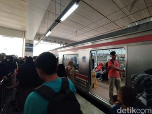 2 Kasus Penumpang KRL Jatuh ke Celah Peron Bikin Warga Khawatir 2 Kasus Penumpang KRL Jatuh ke Celah Peron Bikin Warga Khawatir