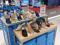 Buruan ke Transmart Full Day Sale Sekarang! Sepatu-Sandal Diobral Jadi Murah Meriah