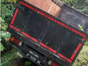 Truk Terperosok ke Parit di Tol Jagorawi gegara Sopir Mengantuk