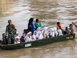Kisah TNI Bantu Siswa Seberangi Sungai Naik Perahu Karet Imbas Akses Putus