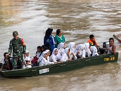 Kisah TNI Bantu Siswa Seberangi Sungai Naik Perahu Karet Imbas Akses Putus