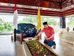 Ziarah Makam Bung Karno, Kenneth PDIP: Saya Harap Bisa Warisi Api Perjuangannya