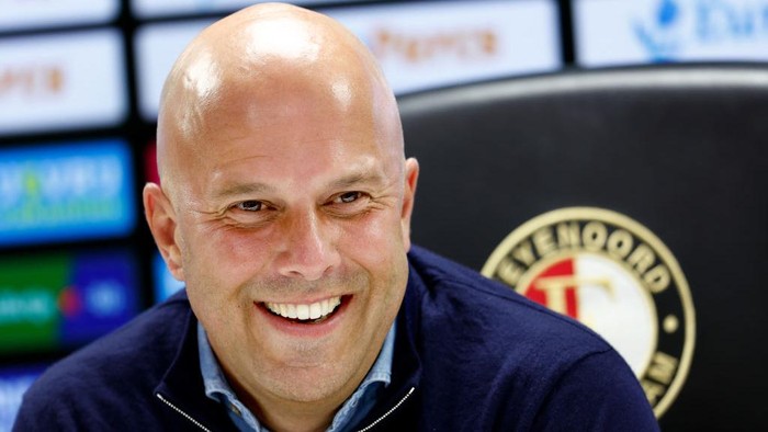 ROTTERDAM, NETHERLANDS - MAY 5: coach Arne Slot of Feyenoord  during the Dutch Eredivisie  match between Feyenoord v PEC Zwolle at the Stadium Feijenoord on May 5, 2024 in Rotterdam Netherlands (Photo by Geert van Erven/Soccrates/Getty Images)