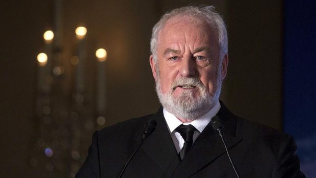 FILE PHOTO: Bernard Hill, actor of captain Edward Smith in the 1997 Titanic movie, speaks during a news conference in Hong Kong January 12, 2014. Seven-Star Energy Investment Group (SSEG) announced a 1 billion yuan ($165.23 million) project to build a life-sized Titanic replica, complete with a shipwreck simulation, for a theme park in central China by 2016, according to the company's press release.  REUTERS/Tyrone Siu/File Photo