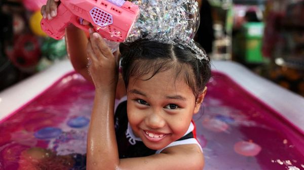 Cara Warga Bangkok Dinginkan Diri Saat Cuaca Panas Menyengat