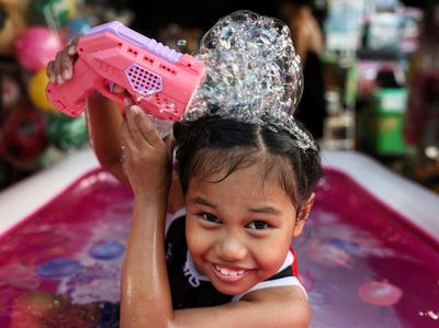Cara Warga Bangkok Dinginkan Diri Saat Cuaca Panas Menyengat
