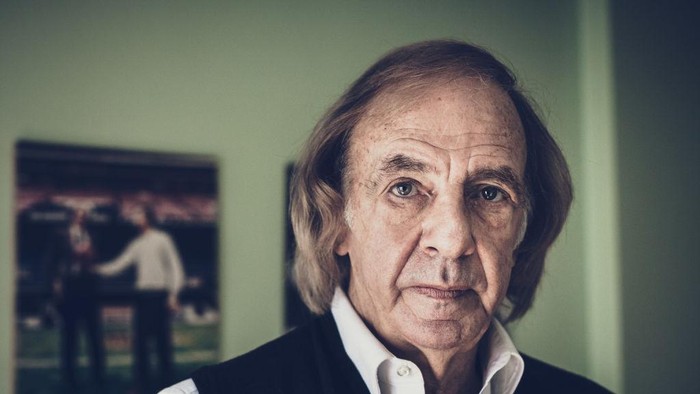 BUENOS AIRES, ARGENTINA - APRIL 21: (EDITORS NOTE: Image has been digitally enhanced.) Cesar Luis Menotti poses for a portrait on April 21, 2009 in Buenos Aires, Argentina. (Photo by Reinaldo Coddou H./Getty Images)
