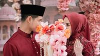 6 Foto Chand Kelvin Diam-diam Resmi Lamar Dea Sahirah, Kompak Berbusana Merah