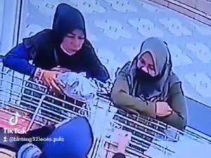 Viral Video 2 Emak-emak Curi Kalung di Pasar Leces Probolinggo