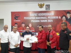Foto Jokowi Tak Ada Ruang Rakor PDIP Sumut, Projo: Baperan