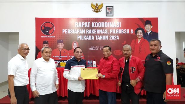 Eks Gubernur Sumatera Utara, Edy Rahmayadi resmi mendaftar untuk maju sebagai bakal calon Gubernur Sumatera Utara pada Pilgub Sumut 2024. Edy menyerahkan keputusan kepada PDIP apakah nantinya bakal mengusungnya di Pilgub Sumut. CNN Indonesia/Farida Noris