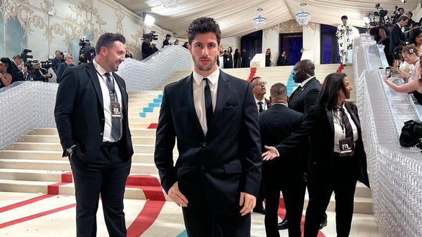 8 Foto Pria yang Dipecat dari Met Gala karena Ketampanannya Menyaingi Artis