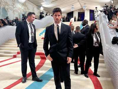 8 Foto Pria yang Dipecat dari Met Gala karena Ketampanannya Menyaingi Artis