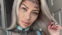 Foto Pemilik Tato Terbanyak Menyesal Bikin Tato Nama Mantan di Area Intim