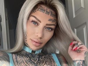 Foto Pemilik Tato Terbanyak Menyesal Bikin Tato Nama Mantan di Area Intim