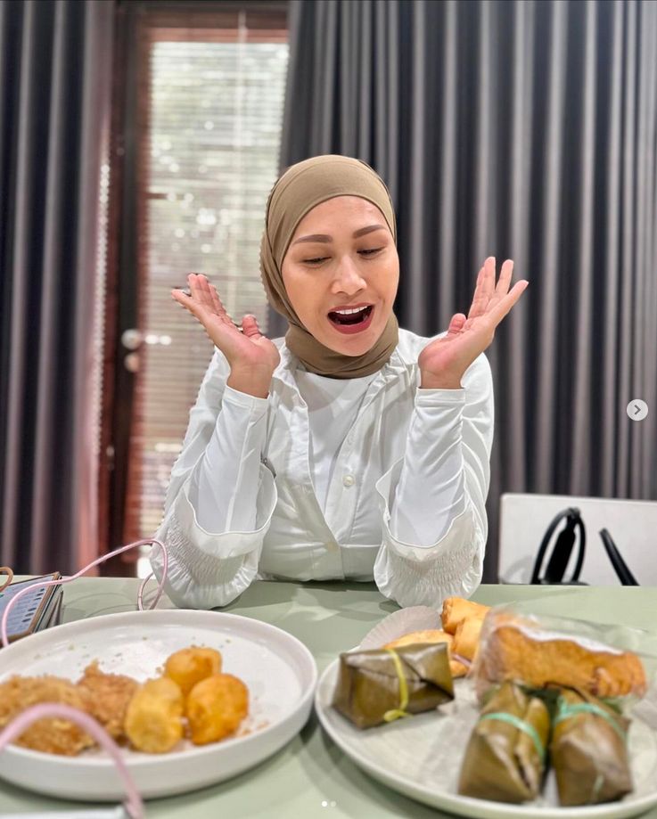 Foto penampilan Tata Janeeta yang menggunakan hijab usai Lebaran 2024