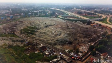 Foto Udara 'Gunung' Sampah di Pinggir Tol Cibitung-Cilincing