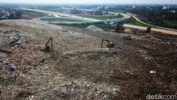 Foto Udara TPA Burangkeng yang Overload