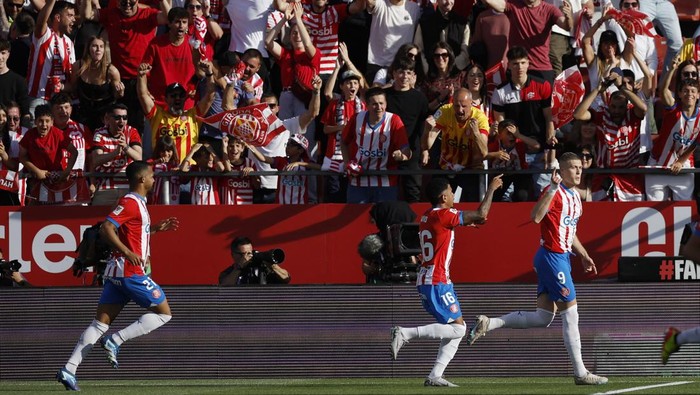 Soccer Football - LaLiga - Girona v FC Barcelona - Estadi Montilivi, Girona, Spain - May 4, 2024 Gironas Artem Dovbyk celebrates scoring their first goal with teammates REUTERS/Albert Gea