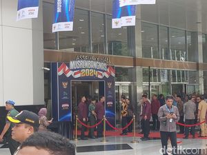 Hadiri Musrenbangnas 2024, Jokowi Tiba di JCC Senayan Disambut Luhut