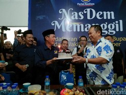 Hendy Dapat Kejutan Kue Ultah Saat Daftar ke NasDem Maju Pilbup Jember