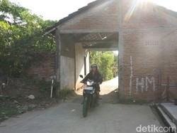 Jalan di Demak Ini Lintasi Tengah Rumah Warga, Kok Bisa?