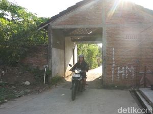 Jalan di Demak Ini Lintasi Tengah Rumah Warga, Kok Bisa? Jalan di Demak Ini Lintasi Tengah Rumah Warga, Kok Bisa?