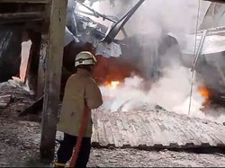 Kebakaran Gudang Elektronik di Cikupa Tangerang, Asap Hitam Membubung