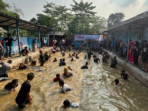 Ajak Warga Bersatu, Relawan Prabowo-Gibran Bagi Susu Gratis di Bogor Ajak Warga Bersatu, Relawan Prabowo-Gibran Bagi Susu Gratis di Bogor