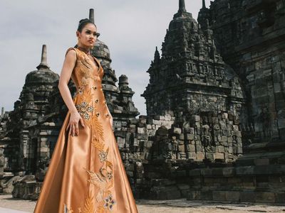 Foto: Koleksi Busana Ivan Gunawan X Iwan Tirta Ditampilkan di Candi Sewu