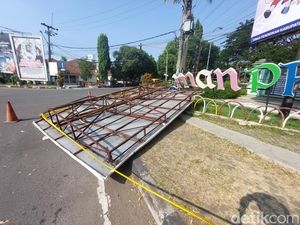 Baliho Setinggi 8 Meter Roboh Timpa Ibu dan Anak di Cirebon