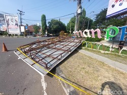 Baliho Setinggi 8 Meter Roboh Timpa Ibu dan Anak di Cirebon