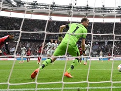 Kiper Leverkusen Akhiri Kutukan di Frankfurt, Bikin Rekor Bundesliga
