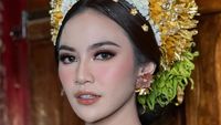 7 Potret Menawan Mahalini dengan Makeup Nuansa Peach di Prosesi Mepamit