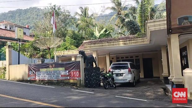 Mapolsek Naringgul Cianjur yang menangani perkara dugaan penipuan pernikahan palsu yang di lakukan ESH (26) pria yang  menyamar menjadi wanita jadi jadian bernamakan adinda kanza azahra yang  melangsungkan pernikahan dengan korban AK (26) pemuda asal kampung cigaru,desa wangunjaya,kecamatan naringgul,cianjur selatan pada 12 April 2024 yang lalu akhirnya berujung islah atau damai selesai secara kekeluargaan.