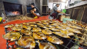 Melihat Pengolahan Ikan Asap di Sentra Ikan Bulak Surabaya