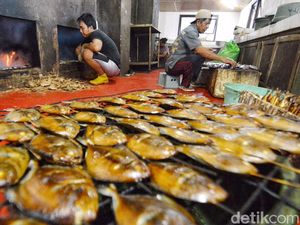 Melihat Pengolahan Ikan Asap di Sentra Ikan Bulak Surabaya Melihat Pengolahan Ikan Asap di Sentra Ikan Bulak Surabaya