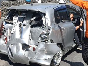 Sopir Meninggal Saat Nyetir, Innova Tabrak 2 Mobil di Simpang Gendengan Solo