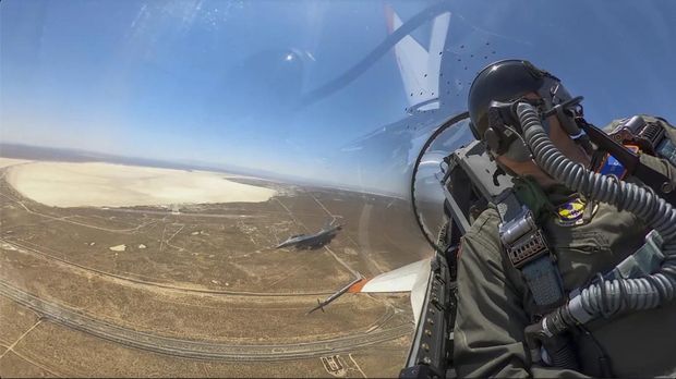 Momen Menteri Angkatan Udara AS Frank Kendall mencoba terbang dengan jet tempur F-16 yang dikendalikan AI. (United States Air Force Photo via AP)