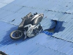 Lagi Motor Nyangkut di Atap Rumah Warga, Diduga Rem Blong
