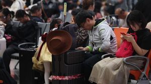 Padatnya Stasiun di Hangzhou Usai Liburan May Day