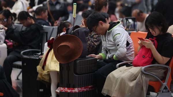 Padatnya Stasiun di Hangzhou Usai Liburan May Day