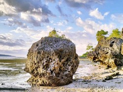 Pesona Tebing Karang dan Sunset yang Memukau di Pantai Air Dao Kupang
