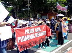 Ratusan Pedagang Trenggalek Demo, Protes Retribusi Pasar Naik 350 Persen