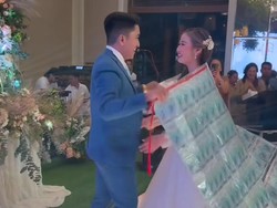 Kejutan untuk Istri, Pengantin Pria Ini Beri Karpet Uang Rp 280 Juta