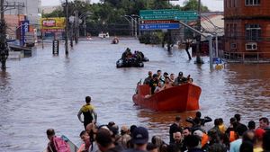 Perahu Wira-wiri Evakuasi Warga Terdampak Banjir di Brasil