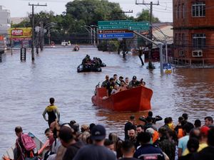 Perahu Wira-wiri Evakuasi Warga Terdampak Banjir di Brasil Perahu Wira-wiri Evakuasi Warga Terdampak Banjir di Brasil