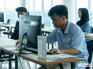 Perjuangan Peserta UTBK Unesa Ikut Ujian Sambil Diinfus dan Ditemani Perawat Perjuangan Peserta UTBK Unesa Ikut Ujian Sambil Diinfus dan Ditemani Perawat