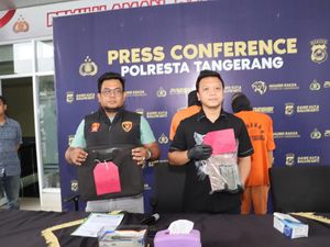 Pria di Tangerang Sekongkol dengan Istri, Curi Duit Majikan Rp 150 Juta Pria di Tangerang Sekongkol dengan Istri, Curi Duit Majikan Rp 150 Juta